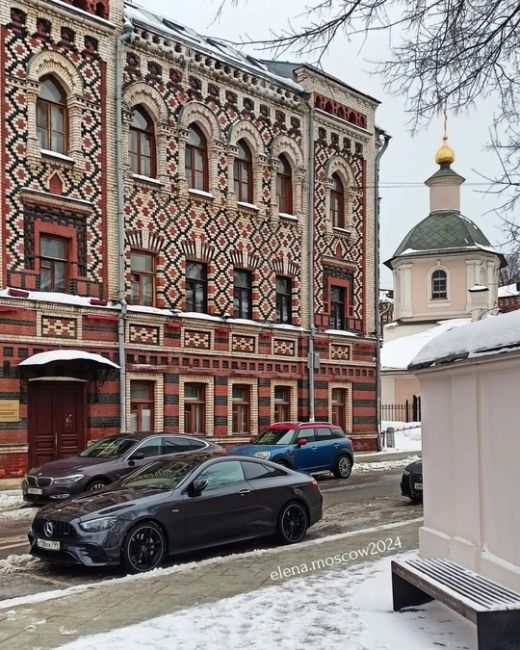 Уголок старины в центре Москвы - Константинопольское патриаршее подворье.  Адрес:: Крапивенский переулок,..