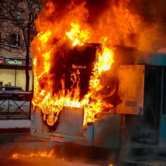 🔥Лазурный автобус сгорел целиком на Ленинском проспекте.  Предварительно, из-за горящего автобуса..