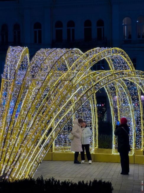 🎄Ростов украсили к Новому Году. Осталось немного штрихов, и будет не хуже, чем в Краснодаре  Фото: Денис..