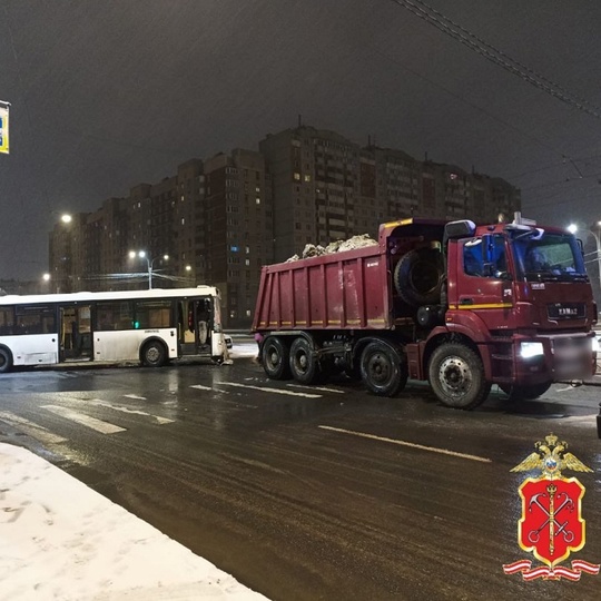 ❗️Четыре человека пострадали в утреннем ДТП с самосвалом в Петербурге 
Утром 24 декабря на перекрёстке..