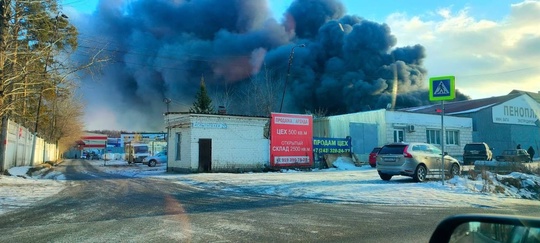 В МЧС сообщили о пожаре в цехе по производству полистирола на улице..