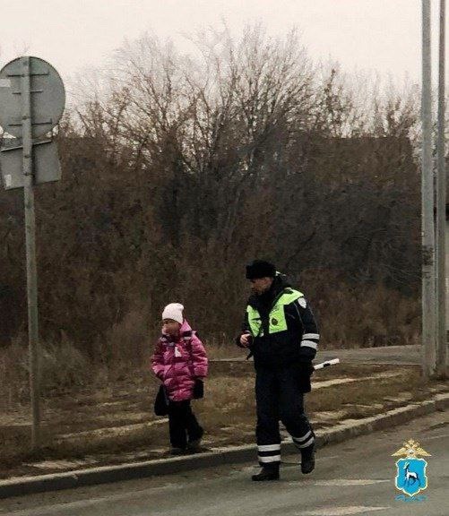 На трассе в Волжском районе полицейские спасли замерзавшего ребёнка.  Девочка-первоклашка шла одна по краю..