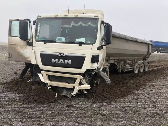 Легковушка на трассе Волгодонск — Каменск-Шахтинский влетела под фуру. Один человек погиб  Кроссовер Renault..