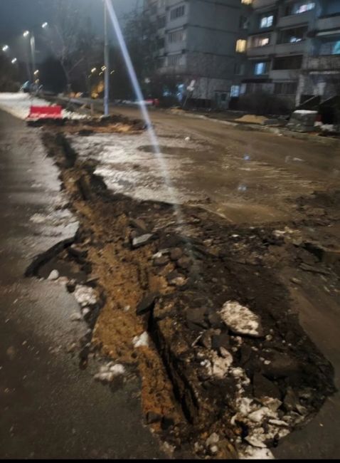 Внезапное благоустройство, похоже, впало в зимнюю спячку 
Ремонт асфальта и перекладка бордюров у корпусов..