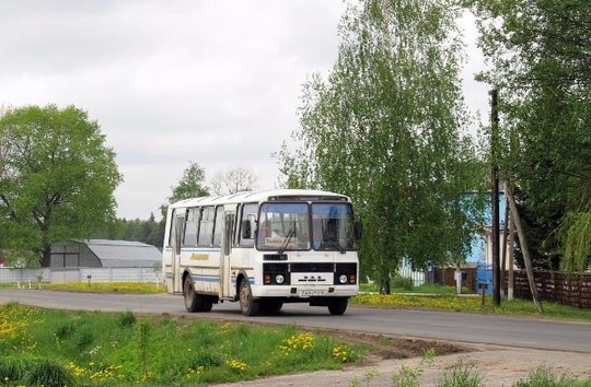 Лазурный автобус буквально начал разваливаться на ходу, потеряв колёса спереди и сзади. Инцидент произошёл..