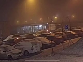 Лазурный автобус догнал припаркованные авто  Очередное ДТП с общественным транспортом произошло сегодня..