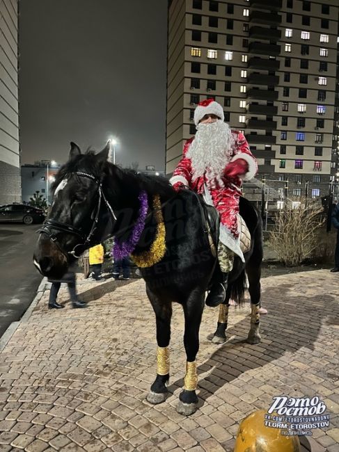 🎅🐎 Дед Мороз на здравом коне прискакал поздравлять жителей ЖК..