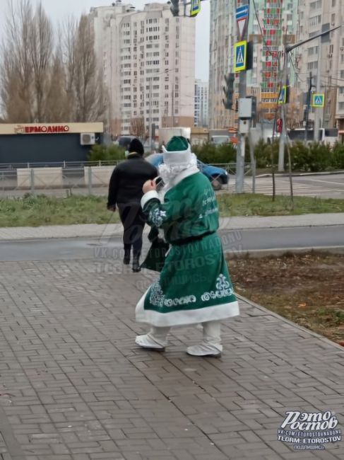 🎅 Зелёный Дед Мороз дарит подарки детям на..