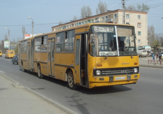 Лазурный автобус буквально начал разваливаться на ходу, потеряв колёса спереди и сзади. Инцидент произошёл..