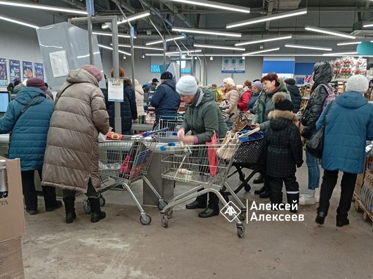 До Нового года остались считанные дни, и в магазинах уже царит предпраздничный ажиотаж. 
Люди выстраиваются..