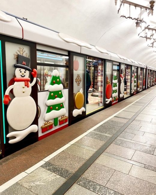 Новогодний "Зимний" поезд на Кольцевой линии 🚇 
Фото:..