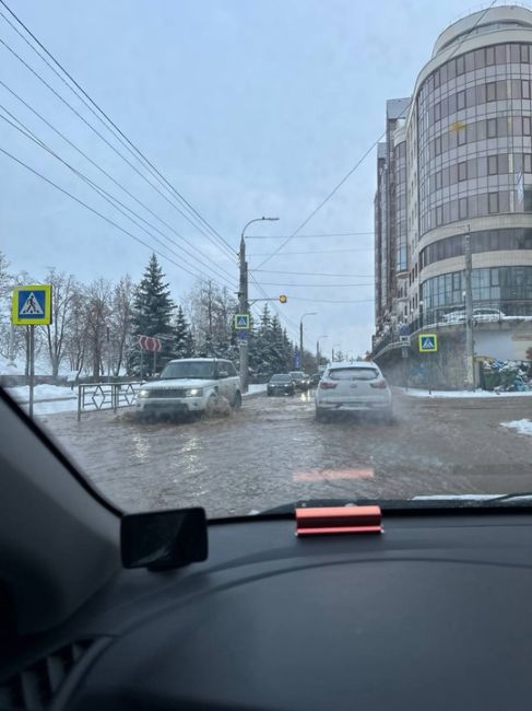 В Самаре затопило дорогу по набережной на пересечении улиц Льва Толстого и Максима..