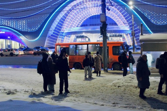 Партия "Новые люди" угостила горячим чаем нижегородцев, которые не могут дождаться транспорта на остановках...