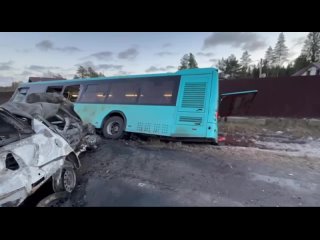 Под Петербургом столкнулись легковушка и лазурный автобус  Последний день 2024-го не обошёлся без очередного..