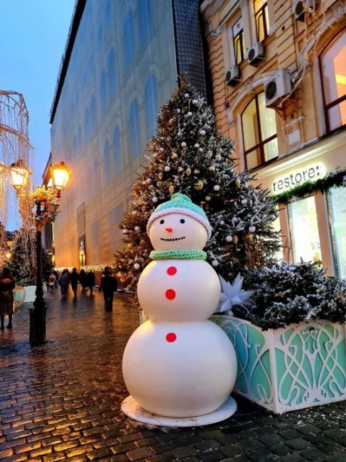 Снеговики на Кузнецком мосту.  Фото: Ишевских..