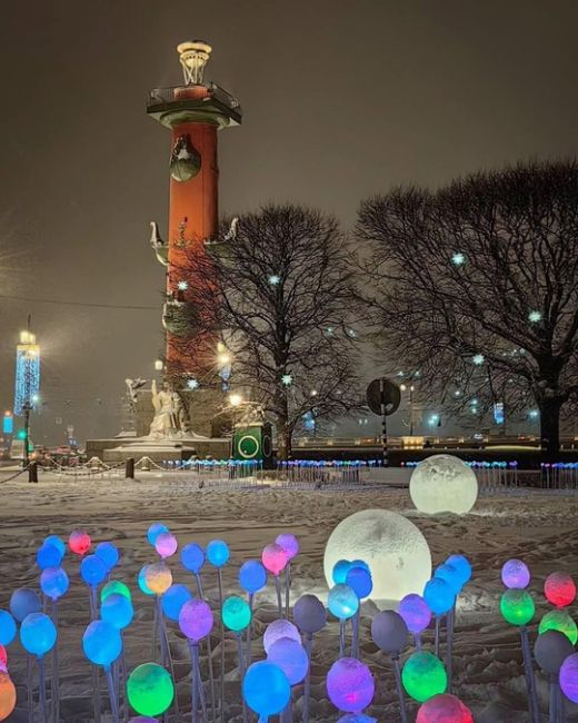 ✨На стрелке Васильевского острова включили праздничную яркую..