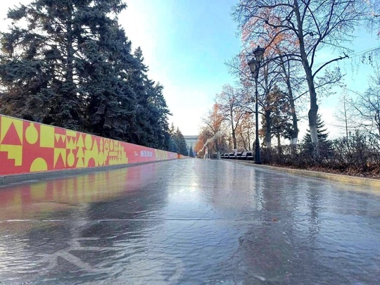 В Самаре начали заливать каток на..