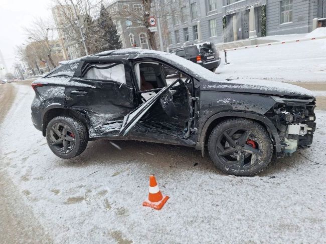 7 декабря в 08:40 44 летний водитель Омоды двигался Красному проспекту, со стороны ул. Сибревкома, с левым..