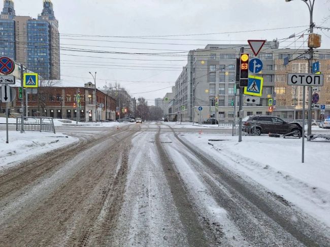 7 декабря в 08:40 44 летний водитель Омоды двигался Красному проспекту, со стороны ул. Сибревкома, с левым..