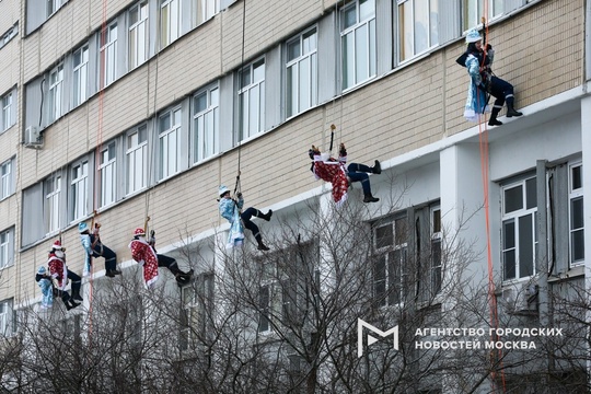 В Москве стартовали праздники в детских больницах.  Вчера к пациентам НИИ неотложной детской хирургии и..