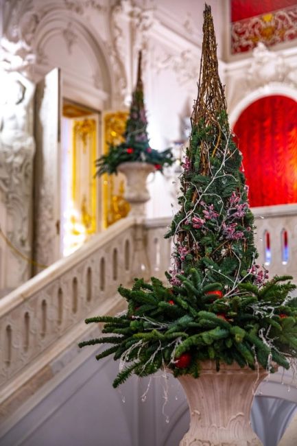 🎄 Посмотрите, как преобразилась к Новому Году парадная лестница Екатерининского..