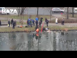 Видео попытки спасения двух мужчин, провалившихся под лед на Кошачьем пруду в московском Новогиреево...