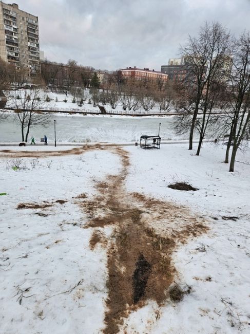 Песком борются с ватрушечниками. Требуются физики с идеями для борьбы с нарушителями парковки во дворе ЖК..