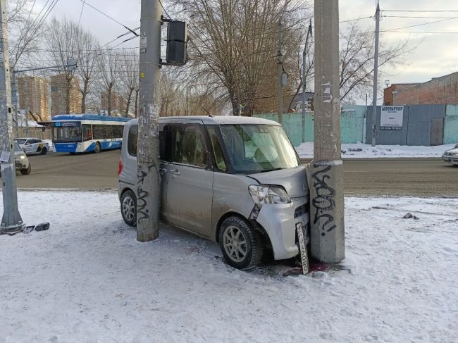 Мужчина за рулём минивэна въехал в световую опору, сообщили в ГАИ Новосибирска  Авария произошла вчера жднём..