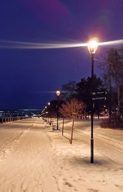 В Новосибирске, на набережной, которая покрыта снегом и выглядит пустынной, произошло преображение.  От..