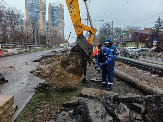 Автомобильную покрышку и 1,5 кубометра влажных салфеток нашли в трубах при ликвидации провала на..