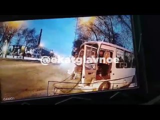 Появился момент ДТП автобуса на Малышева  На видео видно, с какой огромной скоростью мчится автобус по..