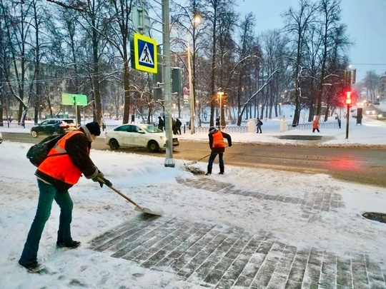 ❄️ Более 670 снегоуборочных машин и тысяча рабочих в круглосуточном режиме убирают город  Дорожники..