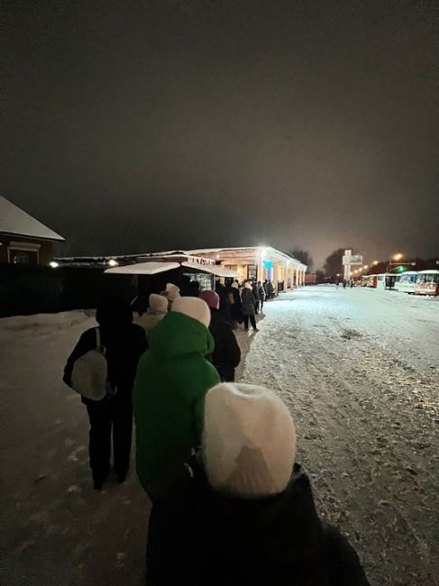 Сегодня рано утром в Кстове образовалась огромная очередь из людей, которые хотят добраться до Нижнего..