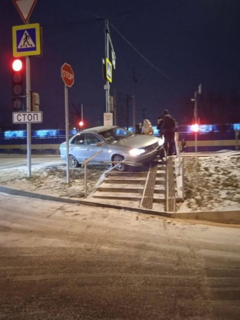 Опасный пешеходный переход!  Очередная авария на смертельно опасном перекрестке в городе, где машины часто..