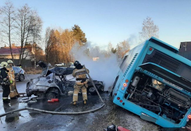 Под Петербургом столкнулись легковушка и лазурный автобус  Последний день 2024-го не обошёлся без очередного..