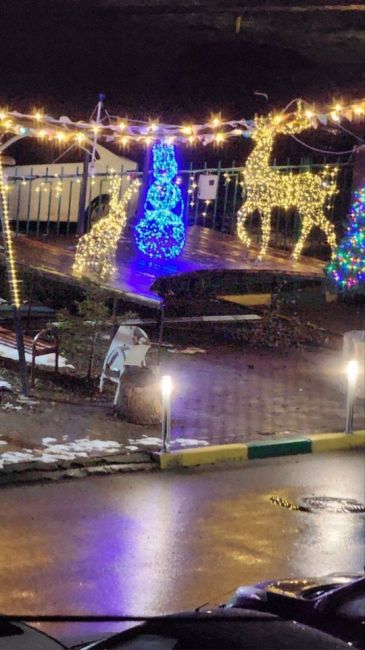 вот такая красота на Южном шоссе💙 
Жители самого красивого двора в городе снова украсили свой двор к Новому..