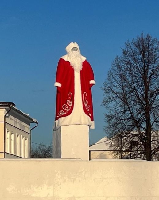 Уральские чиновники креативно подошли к празднованию Нового года, нарядив Дедом Морозом памятник Ленину, а..