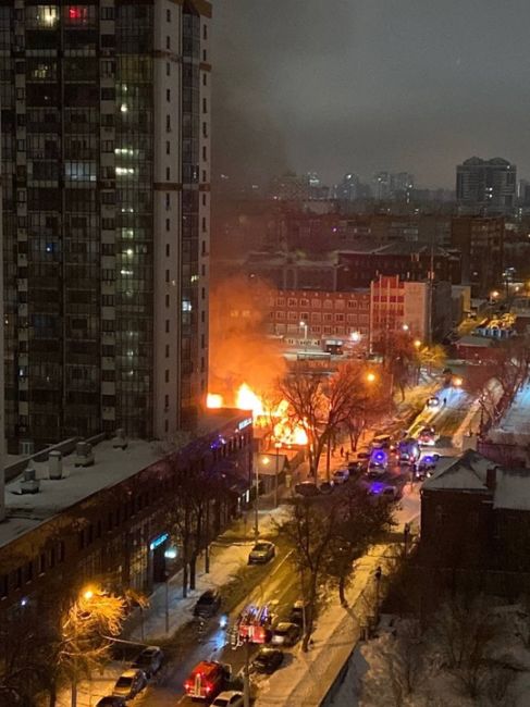 В ночь на воскресенье жители Ленинского района стали свидетелями мощного пожара.  «В 01:46 22 декабря поступило..