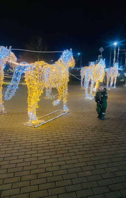 Фотопрогулка по вечернему Аксаю🌃 Любимый город радует жителей и гостей сверкающими огнями✨️✨️✨️  Фото:..