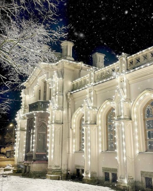 🎄Волшебная атмосфера на вокзале в Петергофе 
⠀ 
Именно сюда 6 января прибудет поезд Деда Мороза, который уже..