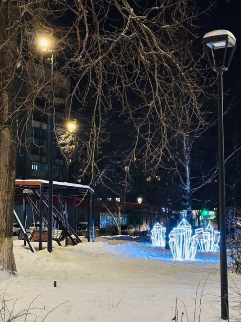 Нижняя часть города тоже радует нас своим новогодним настроением ❄ 
..