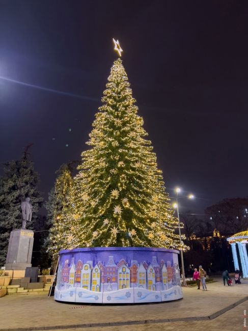 🎄Ростов украсили к Новому Году. Осталось немного штрихов, и будет не хуже, чем в Краснодаре  Фото: Денис..