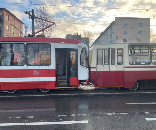 Пятеро пострадали в столкновении трамваев в Петербурге  Очередное ДТП с общественным транспортом произошло..