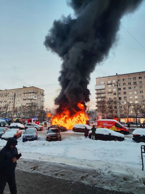 Утро в Петербурге началось не с кофе, а с очередного сгоревшего лазурного автобуса. В этот раз общественный..