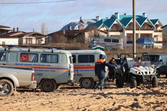 Уже 4 тысячи добровольцев убирают от мазута пляжи Анапы  На очистке береговой линии заняты не только жители..