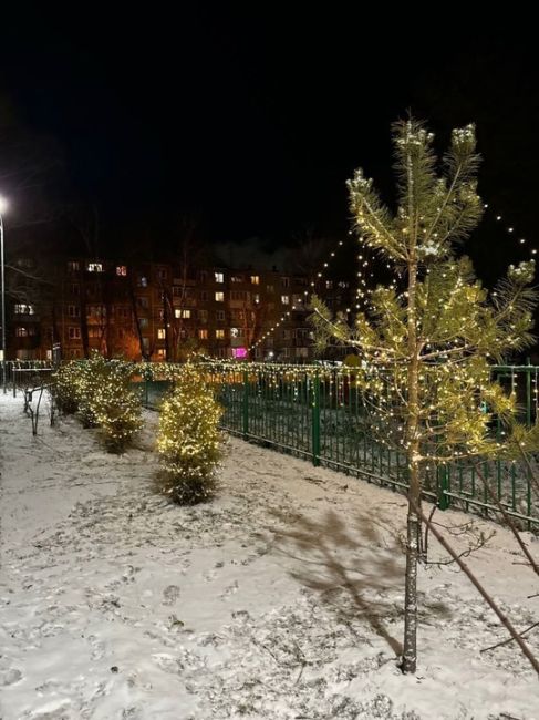 вот такая красота на Южном шоссе💙 
Жители самого красивого двора в городе снова украсили свой двор к Новому..