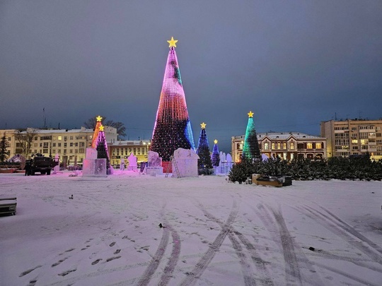 Новогодняя атмосфера на площади..