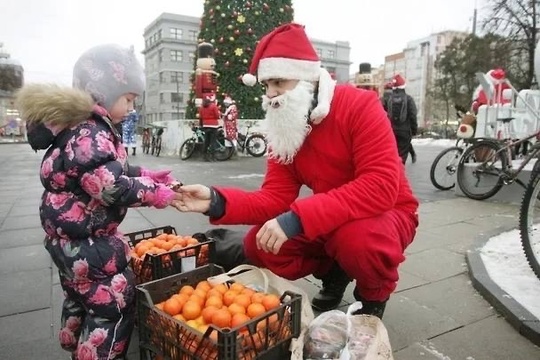 🗣️ В Нижнем прошел велопробег Дедов Морозов и Снегурочек.  Участники проехали по центру города, раздавая..