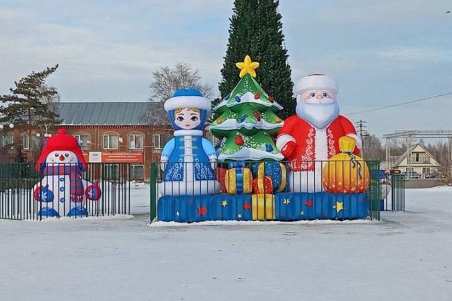 В селе Убинское Деда Мороза и Снегурочку поместили за решетку  В сельсовете объяснили, что это связано с..