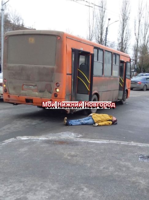 🗣На проспекте Октября водитель маршрутки Т-87 поехал, не дождавшись, когда мужчина зайдет в салон. 
Пассажир..